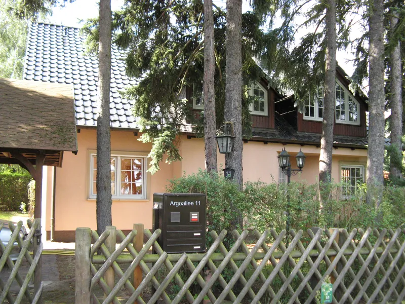 sehr ruhige Erdgeschoßwohung mit 100qm Rasenfläche im Eck — photo 1